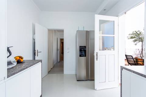 Moradia com Garagem, Piscina, Jardim e amplos Terraços, para venda no centro histórico de Tavira.