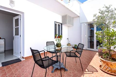 Moradia com Garagem, Piscina, Jardim e amplos Terraços, para venda no centro histórico de Tavira.