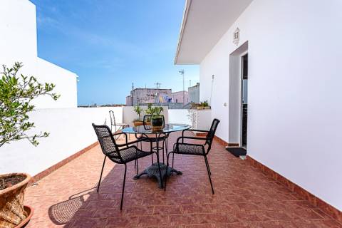 Moradia com Garagem, Piscina, Jardim e amplos Terraços, para venda no centro histórico de Tavira.