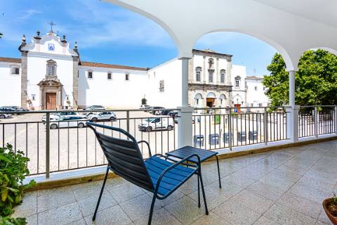 Moradia com Garagem, Piscina, Jardim e amplos Terraços, para venda no centro histórico de Tavira.