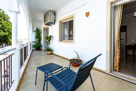 Moradia com Garagem, Piscina, Jardim e amplos Terraços, para venda no centro histórico de Tavira.