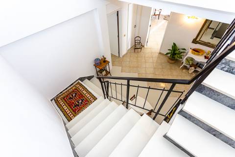 Moradia com Garagem, Piscina, Jardim e amplos Terraços, para venda no centro histórico de Tavira.