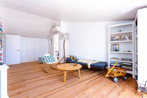 Moradia com Garagem, Piscina, Jardim e amplos Terraços, para venda no centro histórico de Tavira.