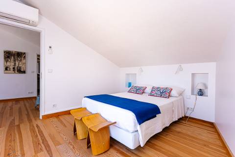 Moradia com Garagem, Piscina, Jardim e amplos Terraços, para venda no centro histórico de Tavira.