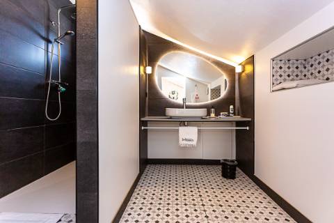 Moradia com Garagem, Piscina, Jardim e amplos Terraços, para venda no centro histórico de Tavira.