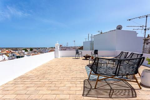 Moradia com Garagem, Piscina, Jardim e amplos Terraços, para venda no centro histórico de Tavira.