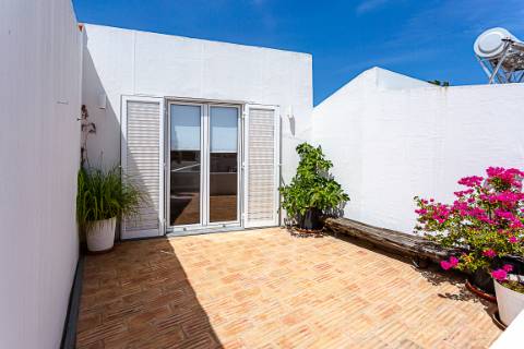 Moradia com Garagem, Piscina, Jardim e amplos Terraços, para venda no centro histórico de Tavira.