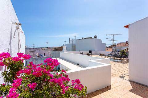 Moradia com Garagem, Piscina, Jardim e amplos Terraços, para venda no centro histórico de Tavira.