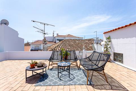 Moradia com Garagem, Piscina, Jardim e amplos Terraços, para venda no centro histórico de Tavira.