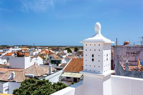 Moradia com Garagem, Piscina, Jardim e amplos Terraços, para venda no centro histórico de Tavira.