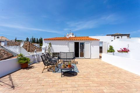 Moradia com Garagem, Piscina, Jardim e amplos Terraços, para venda no centro histórico de Tavira.