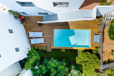 Moradia com Garagem, Piscina, Jardim e amplos Terraços, para venda no centro histórico de Tavira.