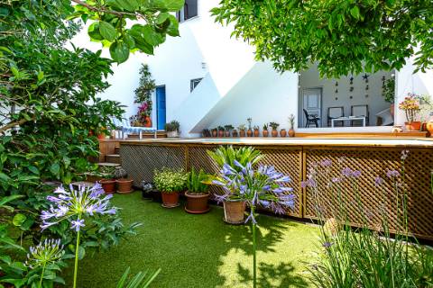 Moradia com Garagem, Piscina, Jardim e amplos Terraços, para venda no centro histórico de Tavira.