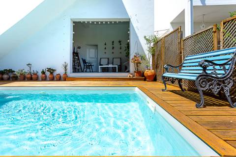 Moradia com Garagem, Piscina, Jardim e amplos Terraços, para venda no centro histórico de Tavira.