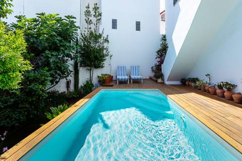 Moradia com Garagem, Piscina, Jardim e amplos Terraços, para venda no centro histórico de Tavira.
