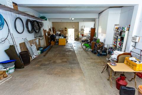 Moradia com Garagem, Piscina, Jardim e amplos Terraços, para venda no centro histórico de Tavira.