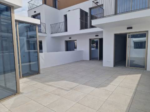Apartamento T2 em Cabanas de Tavira, em condomínio com piscina e garagem