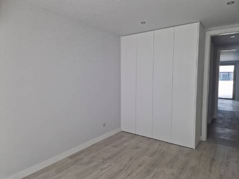 Apartamento T2 com piscina e garagem em condomínio em Cabanas de Tavira