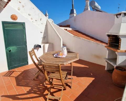 Apartamento T1 com Pátio e um Terraço Panorâmico, perto da Praia Verde