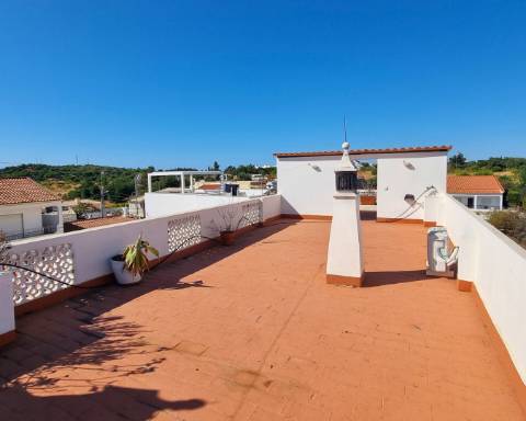Apartamento T1 com Pátio e um Terraço Panorâmico, perto da Praia Verde