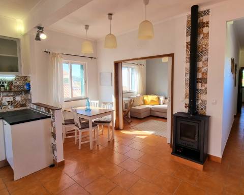 Apartamento T1 com Pátio e um Terraço Panorâmico, perto da Praia Verde