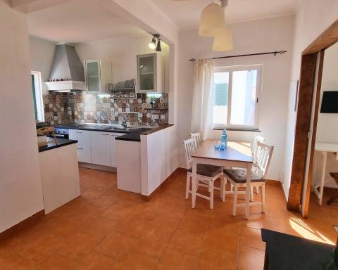 Apartamento T1 com Pátio e um Terraço Panorâmico, perto da Praia Verde