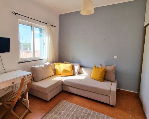 Apartamento T1 com Pátio e um Terraço Panorâmico, perto da Praia Verde