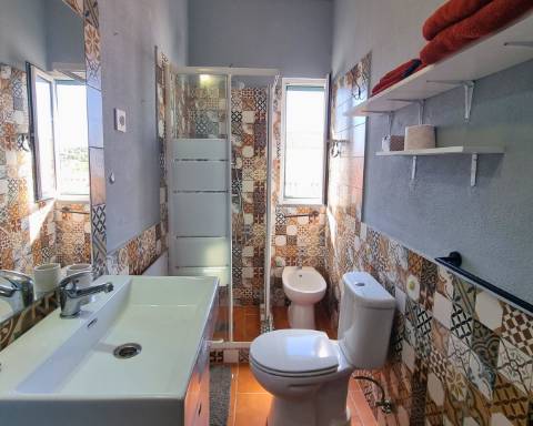 Apartamento T1 com Pátio e um Terraço Panorâmico, perto da Praia Verde