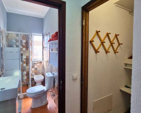 Apartamento T1 com Pátio e um Terraço Panorâmico, perto da Praia Verde