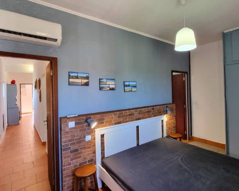 Apartamento T1 com Pátio e um Terraço Panorâmico, perto da Praia Verde