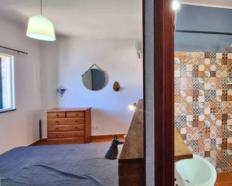 Apartamento T1 com Pátio e um Terraço Panorâmico, perto da Praia Verde