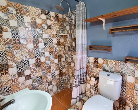 Apartamento T1 com Pátio e um Terraço Panorâmico, perto da Praia Verde