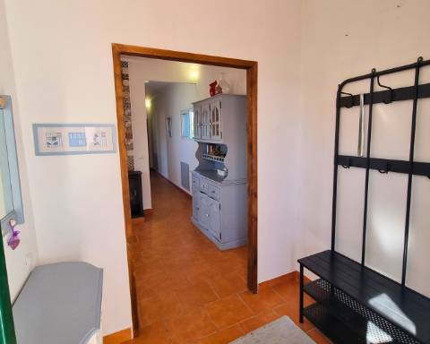 Apartamento T1 com Pátio e um Terraço Panorâmico, perto da Praia Verde