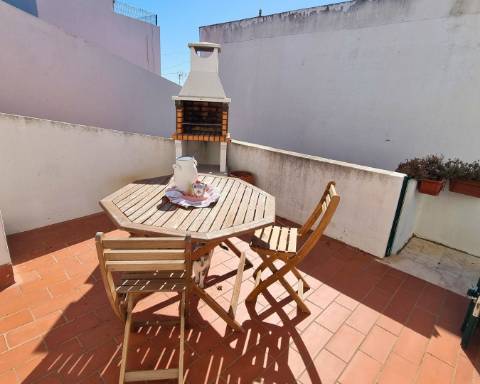 Apartamento T1 com Pátio e um Terraço Panorâmico, perto da Praia Verde