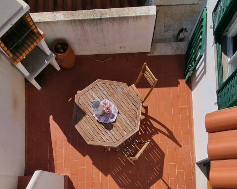 Apartamento T1 com Pátio e um Terraço Panorâmico, perto da Praia Verde