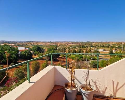 Apartamento T1 com Pátio e um Terraço Panorâmico, perto da Praia Verde