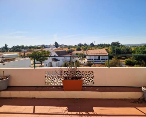 Apartamento T1 com Pátio e um Terraço Panorâmico, perto da Praia Verde