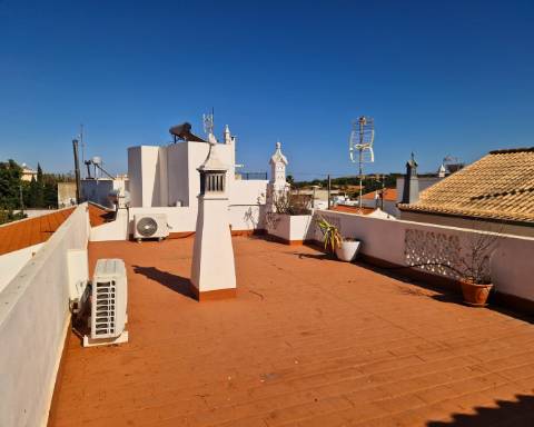 Apartamento T1 com Pátio e um Terraço Panorâmico, perto da Praia Verde