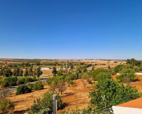Apartamento T1 com Pátio e um Terraço Panorâmico, perto da Praia Verde