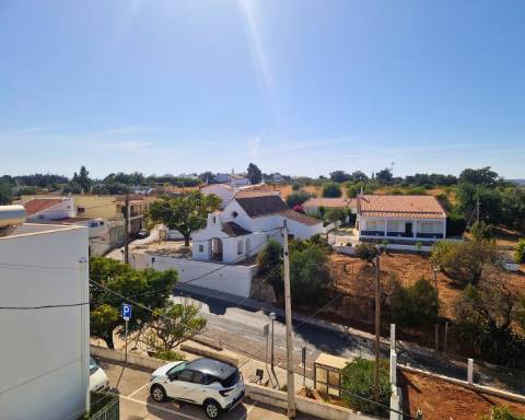 Apartamento T1 com Pátio e um Terraço Panorâmico, perto da Praia Verde