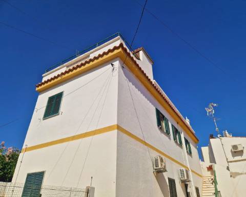 Apartamento T1 com Pátio e um Terraço Panorâmico, perto da Praia Verde