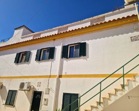 Apartamento T1 com Pátio e um Terraço Panorâmico, perto da Praia Verde