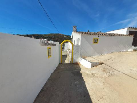 Moradia Tradicional T2 com anexo para venda no campo a 20 minutos de Tavira