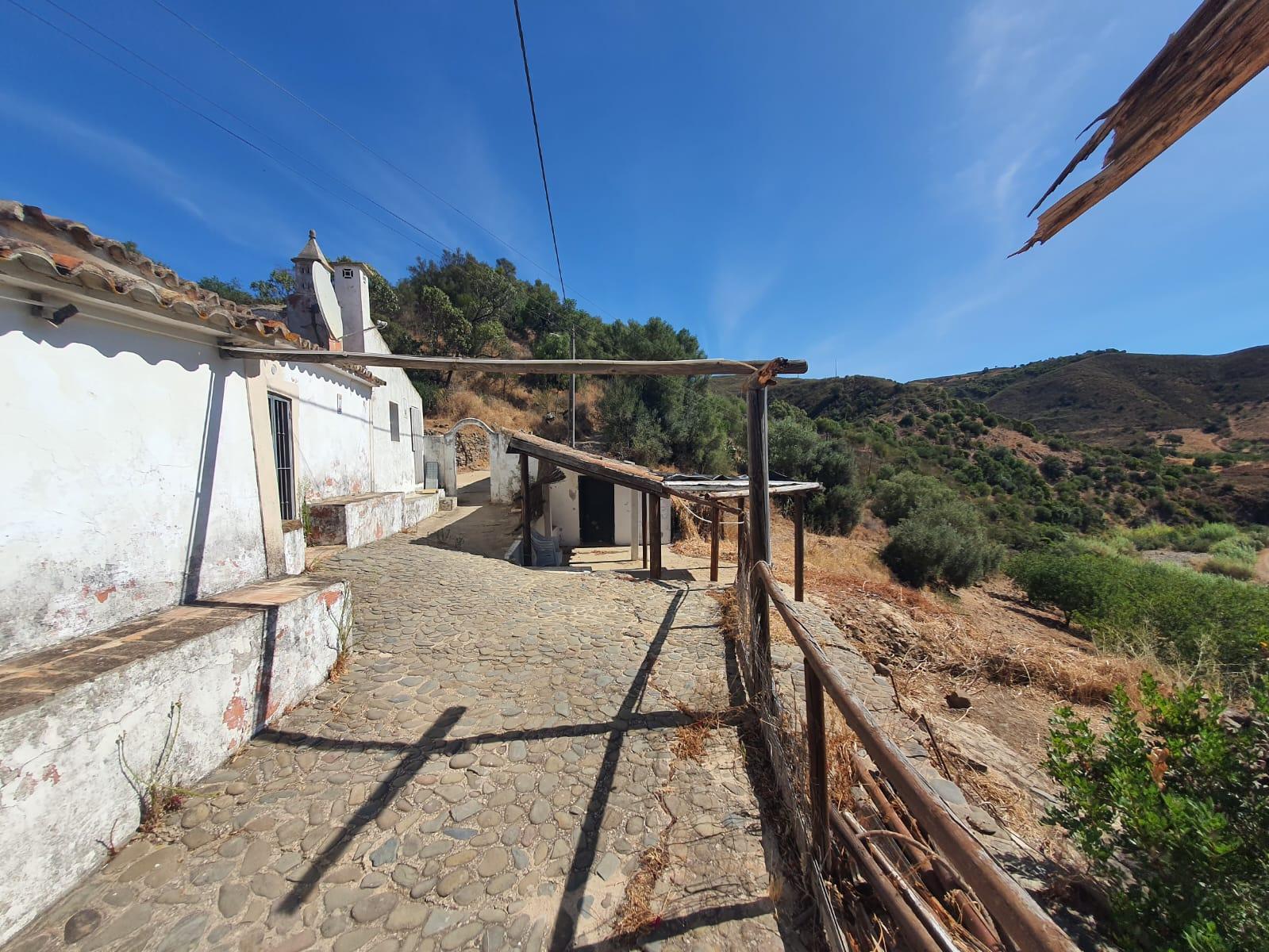 Moradia Tradicional T2 com anexo para venda no campo a 20 minutos de Tavira
