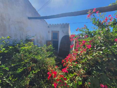 Moradia Tradicional T2 com anexo para venda no campo a 20 minutos de Tavira