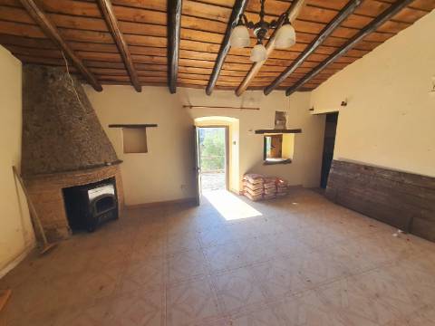 Moradia Tradicional T2 com anexo para venda no campo a 20 minutos de Tavira