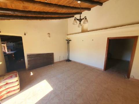 Moradia Tradicional T2 com anexo para venda no campo a 20 minutos de Tavira