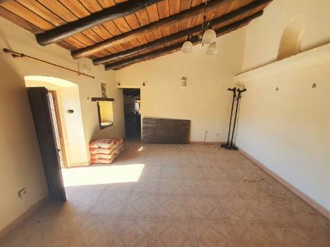 Moradia Tradicional T2 com anexo para venda no campo a 20 minutos de Tavira