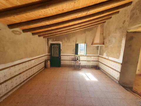 Moradia Tradicional T2 com anexo para venda no campo a 20 minutos de Tavira