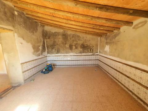 Moradia Tradicional T2 com anexo para venda no campo a 20 minutos de Tavira